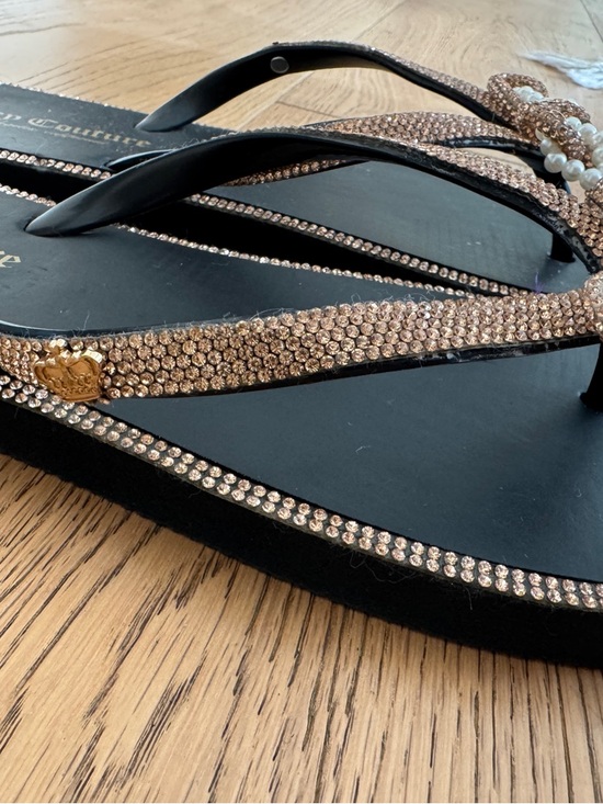 Juicy Couture Rose Gold Flip Flops - Picture 2 of 4